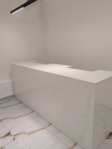 угловой офисный стол: Ağ rəngli resepsiyon/qarşılama masası - Minimalist dizayn, parlaq — 1