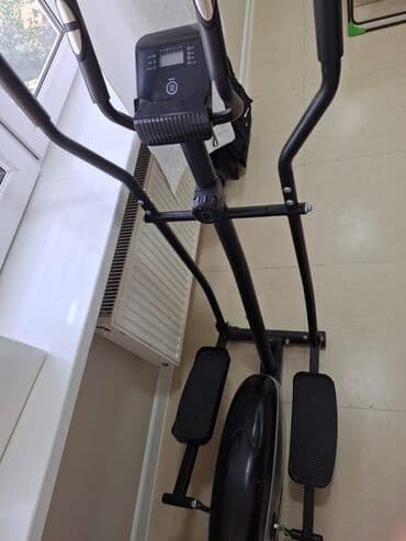 Velosiped aksesuarları: Qara rəngdə, elektron displeyli elliptik trenajor. Üzərində məşq — 1