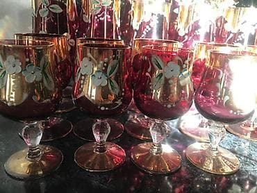 serviz: Qırmızı-bənövşəyi tonlarda, qızılı haşiyəli dekorativ şüşə qədəh və — 6