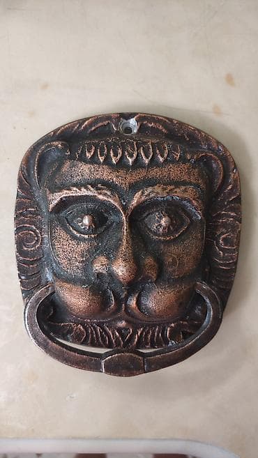 Mis rəngli metal divar zəngi – aslan başı formasında - Material