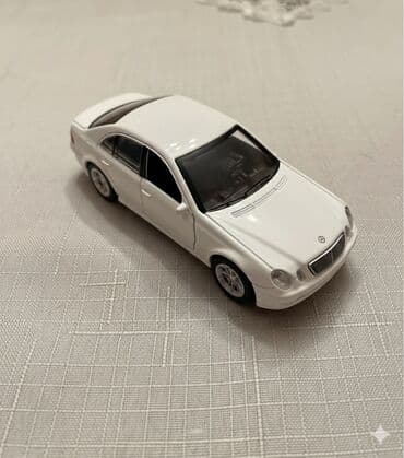 maşın kolleksiyası: Ağ rəngli sedanın maketi – realist kolleksiya modeli - Material — 9