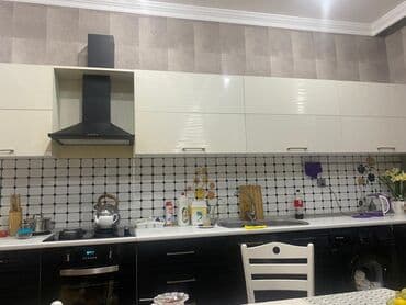 Mətbəx mebeli dəsti - Üst şkaflar: parlaq krem rəngli, düz fasadlı