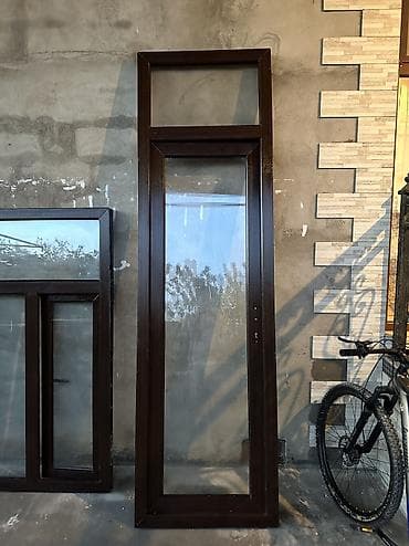plastik gapi: 2 qapı, 1 pəncərədir. Və rəngi koyu meşə gedir Qapinin ölçüləri — 3