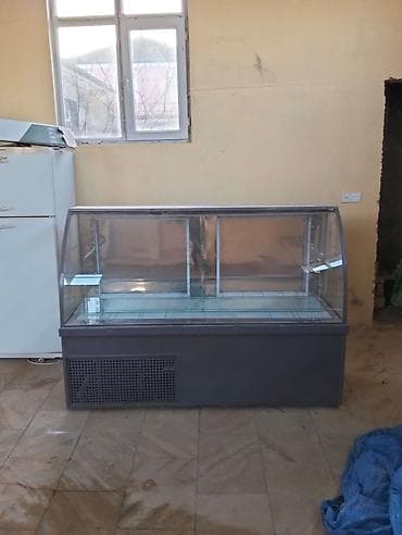 Soyuduculu vitrin – şüşə ön panel və üst hissə, metal korpus