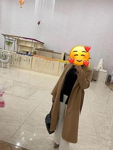 Zövqlü və eleqant uzun qadın palto. Şəkildə görünən model açıq — 1