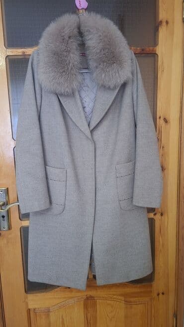 Kürklər: Qadın üst geyimləri dəsti 1) Boz rəngli palto – geniş həcmli — 2