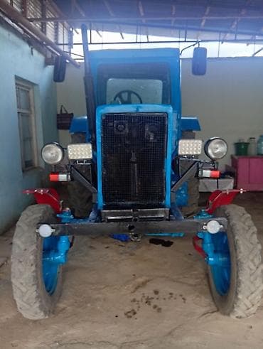 mini maşın: Belarus MTZ tipli təkərli traktor Xüsusiyyətlər: - Kabinli, geniş — 2