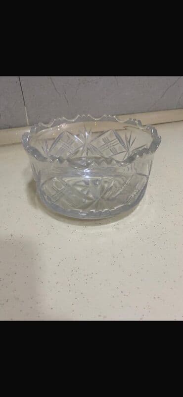 Şüşə/kristal qab - Material: qalın, şəffaf şüşə (kristal effektli) -