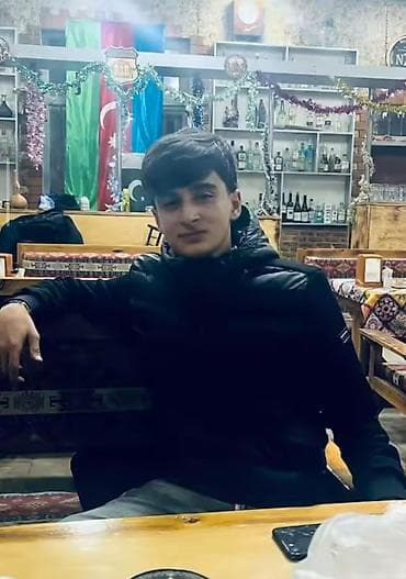 === PART 1: TEXTUAL DESCRIPTION === Qara rəngdə, kapüşonlu kişi puffer