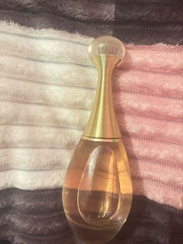 Şık flakonlu qadın ətiri. - Notalar: başlanğıcda yüngül çiçək və