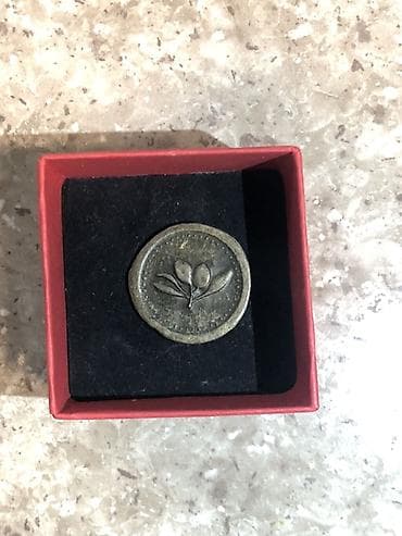 İncəsənət və kolleksiyalar: Dekorativ kolleksiya sikkəsi təqdim olunur. Sikkənin bir üzündə qədim — 1