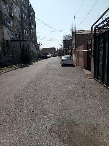 Şəhər daxili məhəllədə yerləşən həyət evi və torpaq sahəsi. 3 sot .7