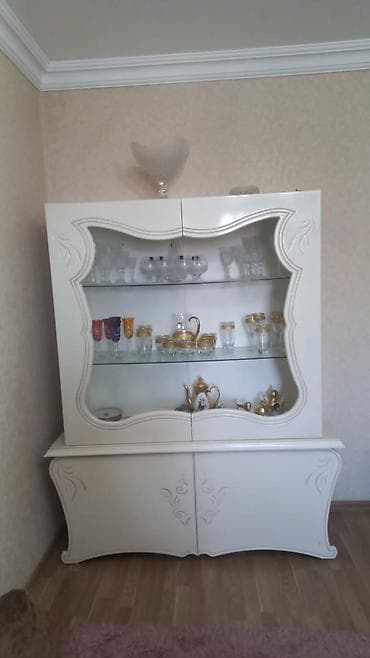 Ağ rəngli, klassik üslubda bufet-vitrin - Material: MDF/sunta əsaslı