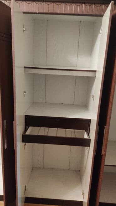 Masalar və oturacaqlar: Açılan, 4 qapılı Düz dolab, Qarderob, paltar dolabı — 5