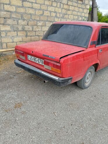 mtz 892.2: Lada 2107 modeli, qırmızı rəngdə sedan üslubunda, dörd qapılı və arxa — 1