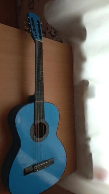 elektro akustik gitara: Klassik akustik gitara – mavi rəngli korpus - Korpus: klassik forma — 1