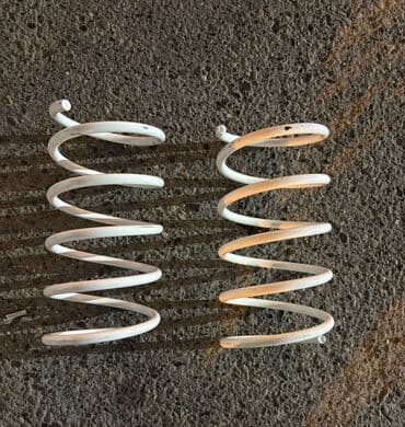 xəzər maşını: Bu, avtomobillər üçün nəzərdə tutulmuş iki ədəd ağ rəngli spiral yay — 1