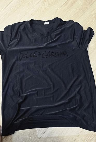 futbolka: Qara rəngli qısaqoll t‑şört. Sinə hissəsində “Dolce & Gabbana” — 1