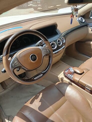 turbo az c class: Ağ rəngdə olan Mercedes-Maybach sedanı. Avtomobil rahat və dəbdəbəli — 5