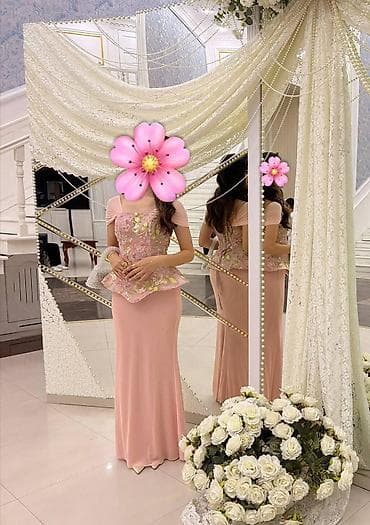 Zərif pudra rəngində uzun ziyafət dəsti. - Üst: Peplum kəsimli