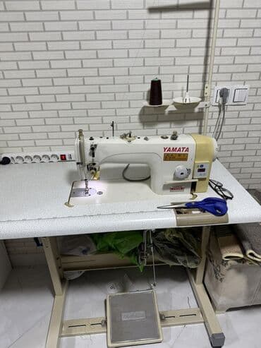 Yamata sənaye tikiş maşını – stol, ayaq pedalı və ip dayağı ilə