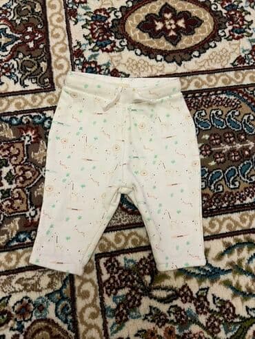 mövsümi uşaq şalvarları: Uşaq şalvarı – nazik, yumşaq trikotaj parça. Rəng: açıq krem. Üzərində — 1
