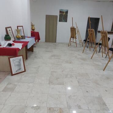 portretler: Bu rəsm studiyası, rəssamlıq və incəsənət dərsləri üçün ideal bir — 2