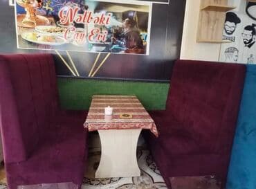 столовая в аренду: Hər bir dəst yüksək arxa dayaqlı iki uzun divan və səliqəli bir masa — 3