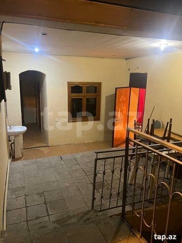 mikrorayon kiraye evler: Geniş və işıqlı otaqlardan ibarət mənzil. Taxta döşəmələr, hündür — 13