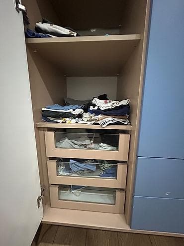 3 qapılı paltar şkafı. Mavi fasadlı, açıq taxta tonlu korpusla