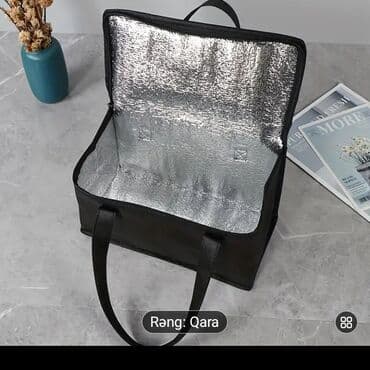 Qara rəngdə, termal astarlı, portativ soyuducu çanta. Yeməkləri və