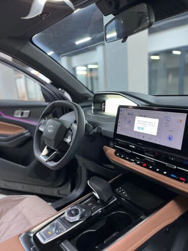 diffuser satisi: Ağ rəngli Changan Q05 modeli, müasir dizaynlı və geniş salonlu — 3