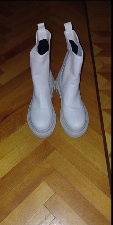 çəkməcə: Bej rəngdə bot. Ölçü uyğun gəlmədiyi üçün geyinilməyib və satılır — 3