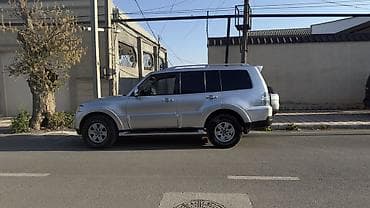 masin sifarisi: Mitsubishi Pajero 5 qapı, gümüşü rəng, tam ölçülü off-road SUV — 4