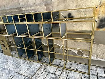 vitrin stend: Dəmir karkaslı, arxası işıqlı şüşə vitrin. Hündürlük:3m eni:60 sm — 2