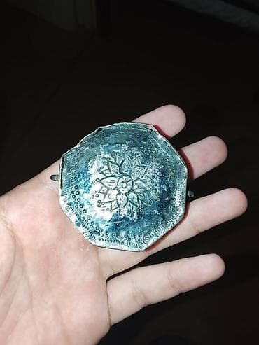 Dini kitablar: 1 əsrdən çox yaşı olan miniatür "Quran". Futulyarı gümüşdür. Təqribi — 2