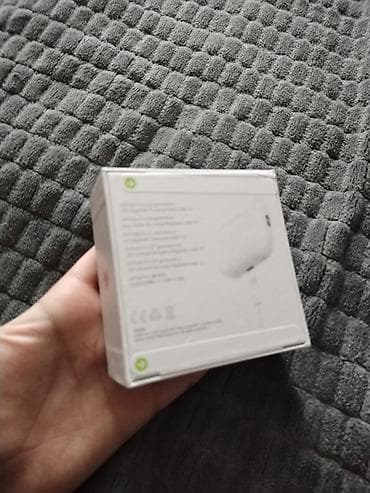 colins bayan mont: A klass airpods — 3