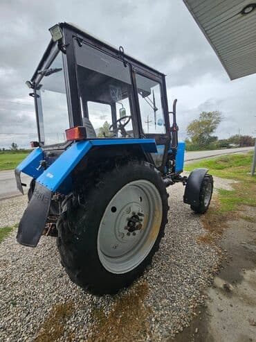 xanımlar ucun maşınlar: Belarus MTZ traktoru - Güclü ön və arxa təkərli, tam ölçülü kabinəli — 2