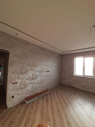 taxt doşəyi: Məhsul: Ağ daxili qapılar və dekorativ divar örtüyü (daş/mermer — 9