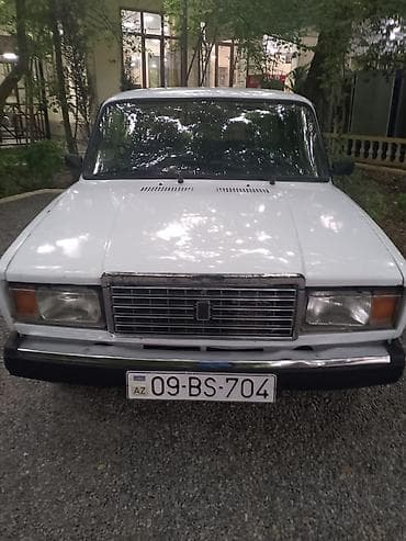 formula teker: VAZ 2107, ağ rəng, sedan kuzov. - Klassik dizaynlı 4 qapılı sedan - — 2