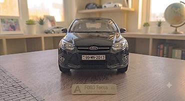 mini disk: Ford Focus 2014 modelinin 1:18 miqyaslı kolleksiya avtomobili. Model — 1