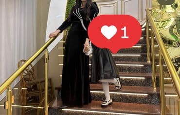 Qadın geyim dəsti – 2 ədəd paltar 1) Göy çalarlarında çiçək naxışlı