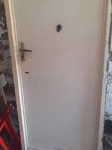 Ağ rəngli giriş/qapı dəsti - Material: metal gövdə, düz səthli ağ