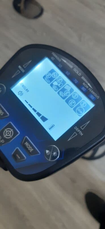 вешалка для одежды из дерева: Metal detektoru – rəqəmsal ekranlı, yüngül və tənzimlənən dizayn — 4