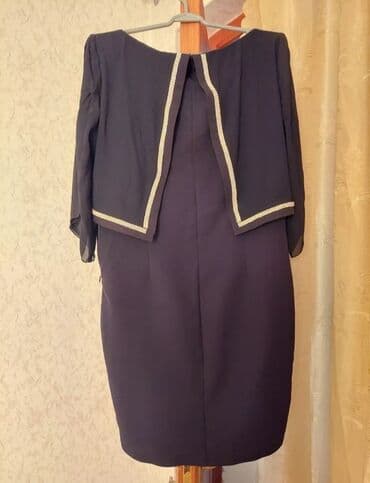 Moskviç: Qadın paltarı – qısa, tünd rəngdə, klassik siluetli. - Model: düz — 3