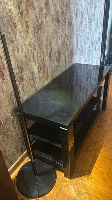 gül refi: Düz TV altlığı, Polkalı, Şüşəli — 1