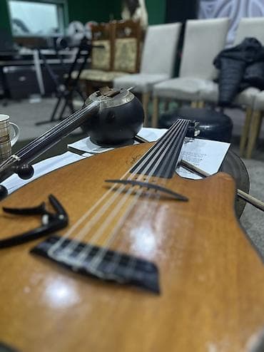 elektro gitarlar: Godin Ud Türkiyədə yığılıb. İstifadə olunan ağaclar: Maun, Ladin və — 2