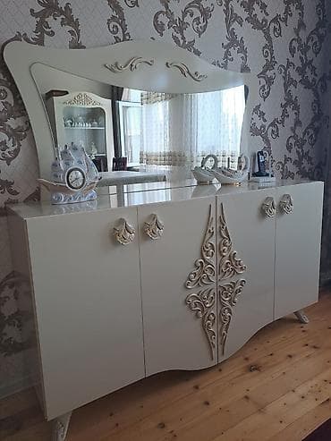 Klassik üslubda güzgülü bufet/konsol - Rəng: krem/ivori tonları — 1