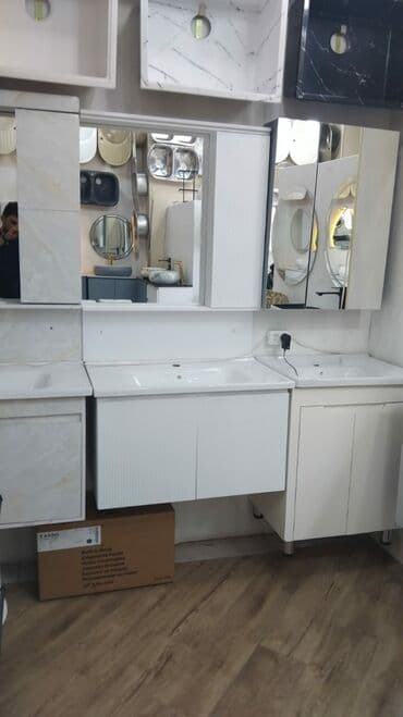 metbex kafelleri 2022: Müasir vanna otağı mebel dəsti - Ağ rəngli, minimal dizaynlı lavabo — 1