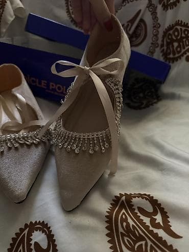 Məhsul: Qadın balerin tipli ayaqqabı - Model: Ucu sivri, bantlı